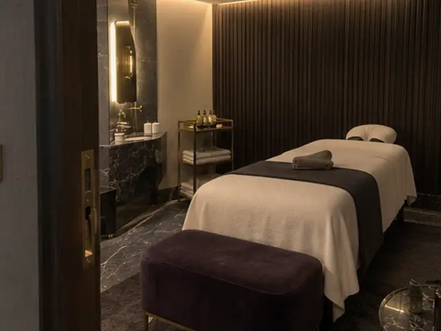 Mermer lavabolu odada masaj masası ve puf — Esenkent, Masaj Salonun