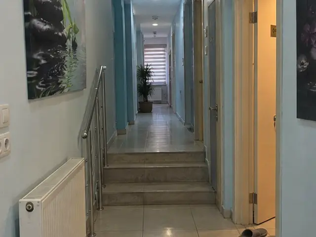 Açık renk koridor ve odalara çıkan merdiven — Esenkent, Masaj Salonun
